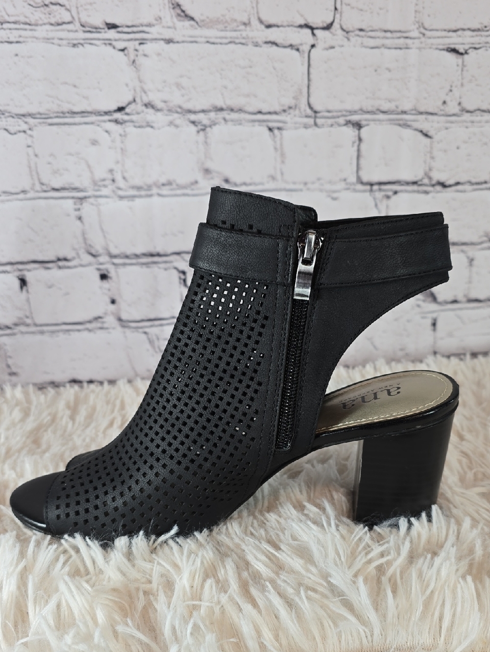 A.N.A. A New Approach 'Trout' Black Perforated Block Heel Sandals Size 8.5 - Picture 7 of 16